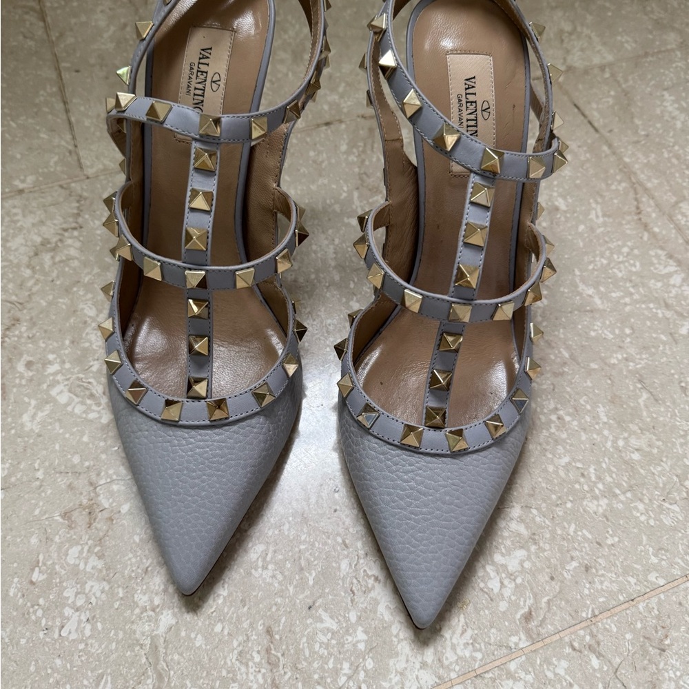 Valentino Garavani Rockstud Pointed Toe T-Strap Pump in Light Gray